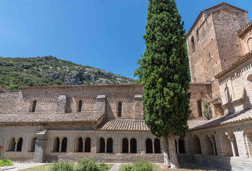 Francia - Saint-Guilhem-le-Désert 023 - abadía de Gellone - claustro.jpg